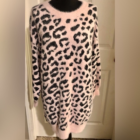 Andree Dresses & Skirts - Andree by Unit Pink Leopard Sweater dress